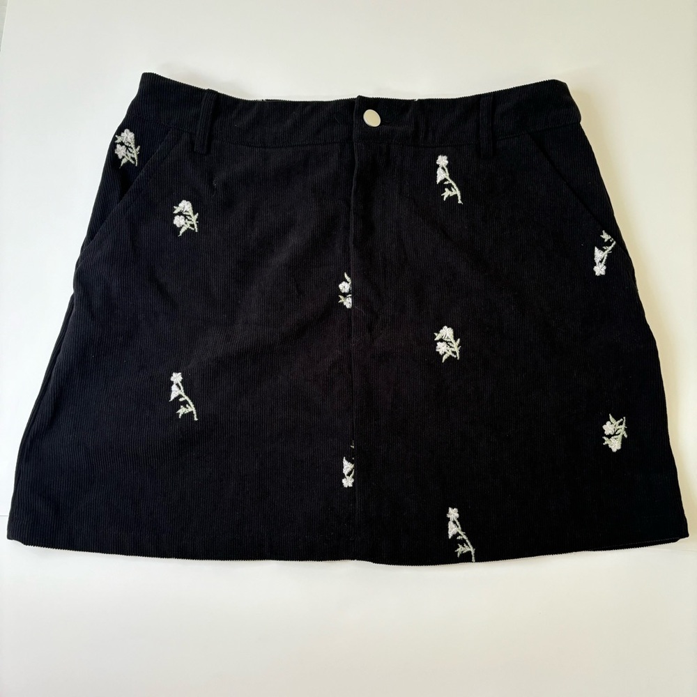 Women’s Black floral print Skirt size L